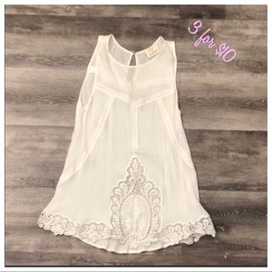 🌺White embroidered tank with key hole back
